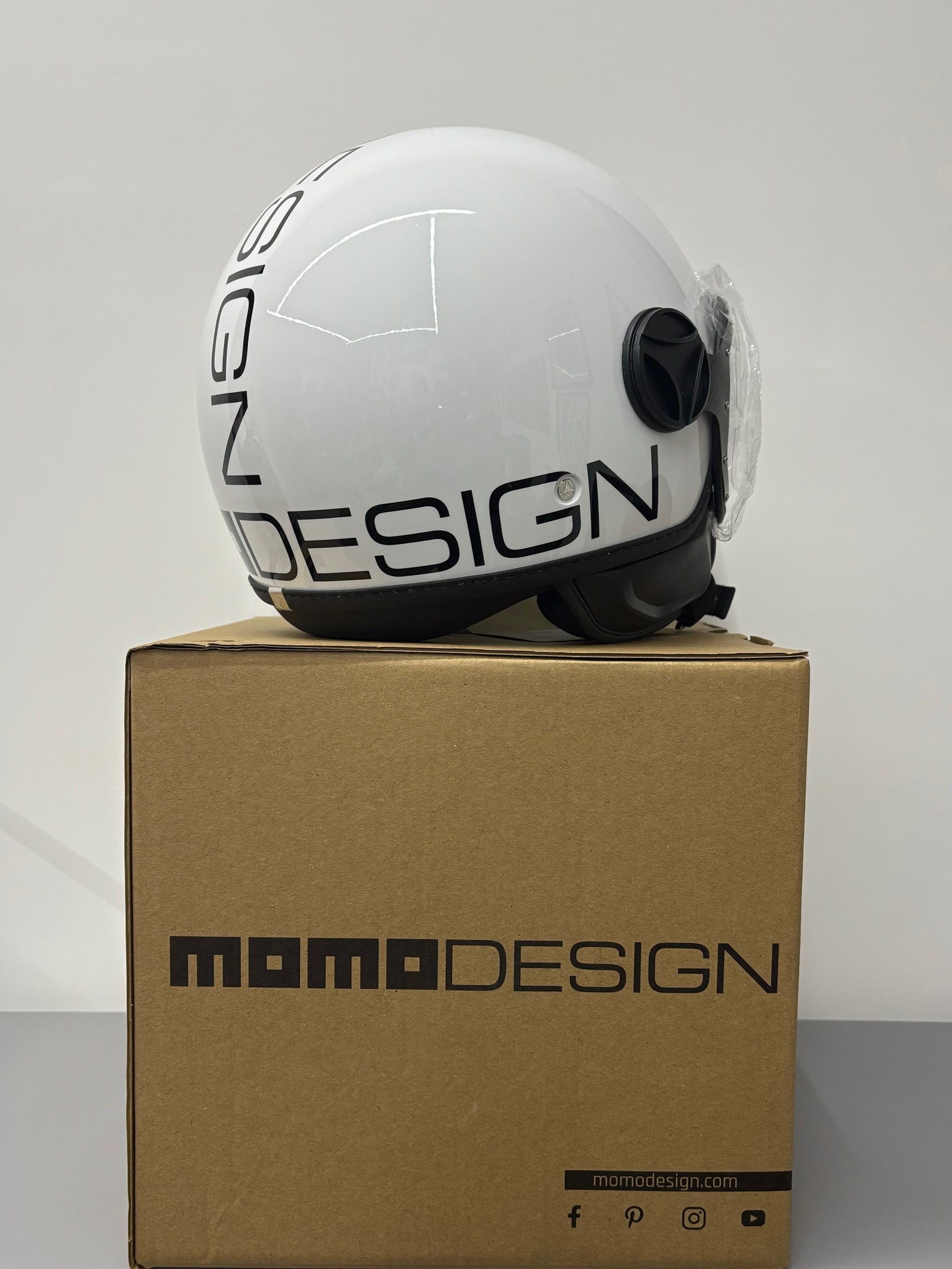 MomoDesign Model 12